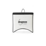 Almohada anatómica de diseño ergonómico sobre cama blanca, diseñada para ofrecer soporte cervical óptimo y mejorar la calidad del sueño.