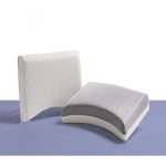 Almohada anatómica de diseño ergonómico sobre cama blanca, diseñada para ofrecer soporte cervical óptimo y mejorar la calidad del sueño.