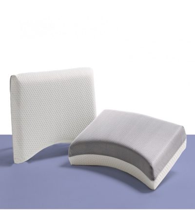 Almohada anatómica de diseño ergonómico sobre cama blanca, diseñada para ofrecer soporte cervical óptimo y mejorar la calidad del sueño.