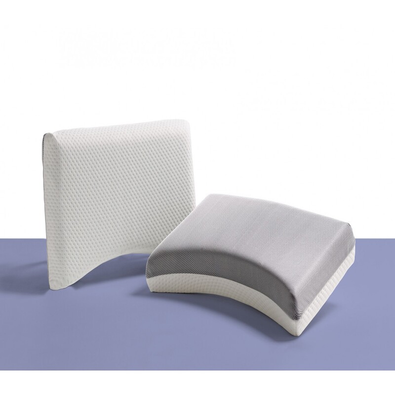 Almohada anatómica de diseño ergonómico sobre cama blanca, diseñada para ofrecer soporte cervical óptimo y mejorar la calidad del sueño.