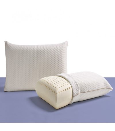 Almohada de látex natural sobre cama vestida, destacando su forma ergonómica, superficie ventilada y tejido suave, ideal para un descanso fresco y saludable