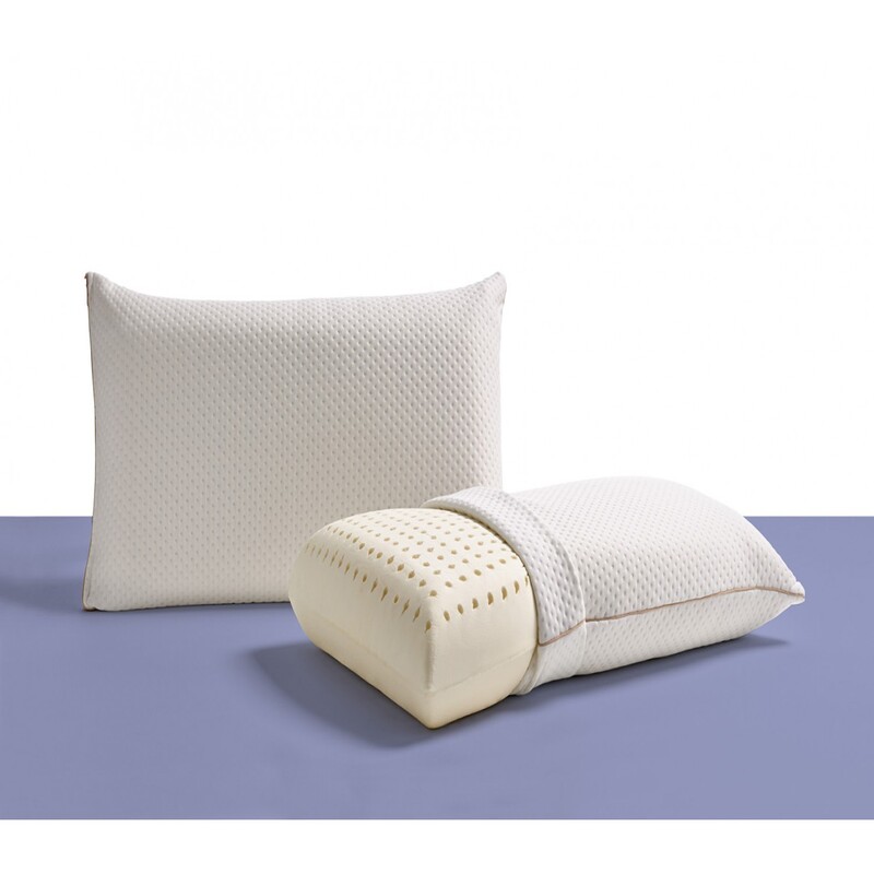 Almohada de látex natural sobre cama vestida, destacando su forma ergonómica, superficie ventilada y tejido suave, ideal para un descanso fresco y saludable