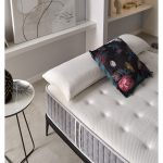 Vista del colchón Aqua sobre base tapizada, con diseño elegante y acolchado de alta calidad que transmite confort y tecnología avanzada para un descanso óptimo.