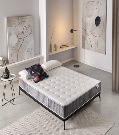 "Vista del colchón Aqua sobre base tapizada, con diseño elegante y acolchado de alta calidad que transmite confort y tecnología avanzada para un descanso óptimo.