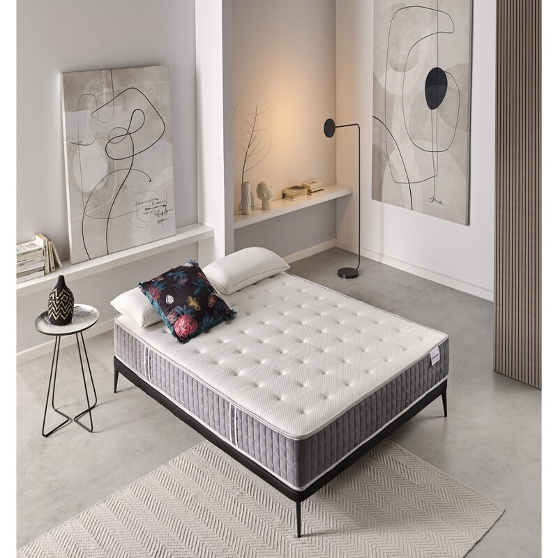 "Vista del colchón Aqua sobre base tapizada, con diseño elegante y acolchado de alta calidad que transmite confort y tecnología avanzada para un descanso óptimo.