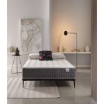 Vista del colchón Aqua sobre base tapizada, con diseño elegante y acolchado de alta calidad que transmite confort y tecnología avanzada para un descanso óptimo.