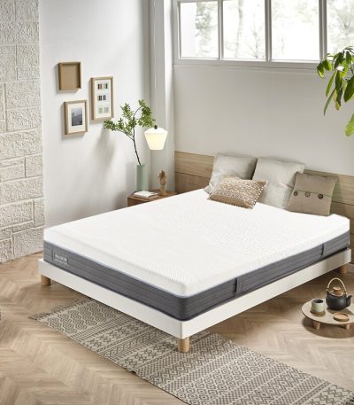 Vista detallada del colchón Magnum sobre una base de cama, mostrando su diseño acolchado y superficie ergonómica, ideal para ofrecer un descanso óptimo y soporte lumbar.
