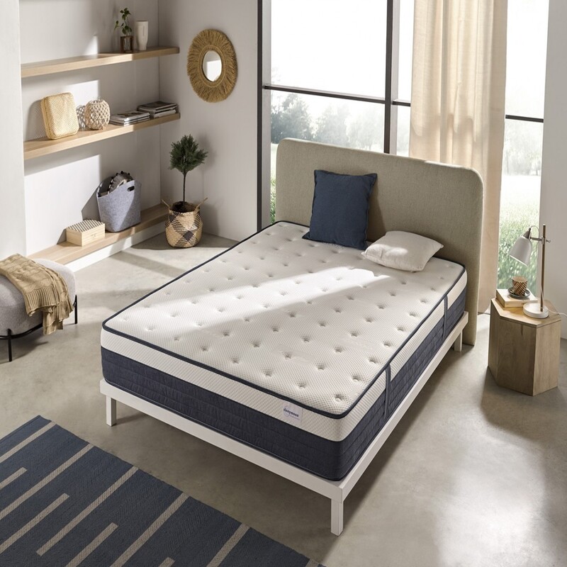 Colchón Prisma de diseño elegante sobre base de cama en dormitorio moderno, destacando sus capas y tejido premium para un descanso óptimo.
