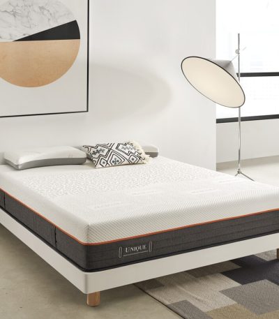 Imagen del colchón Unique en ambiente moderno, destacando su acabado premium y superficie acolchada que proporciona confort personalizado y soporte ergonómico para un descanso superior."