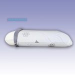Almohada viscoelástica autolimpiable sobre cama blanca, con funda de tejido técnico que resalta su diseño moderno y funcionalidad higiénica.