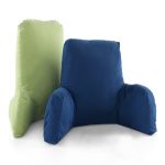 "Almohadas lumbares multicolor exhibidas en fila, diseñadas para ofrecer soporte ergonómico y estilo moderno en cualquier espacio de descanso."