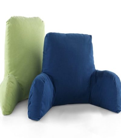 "Almohadas lumbares multicolor exhibidas en fila, diseñadas para ofrecer soporte ergonómico y estilo moderno en cualquier espacio de descanso."