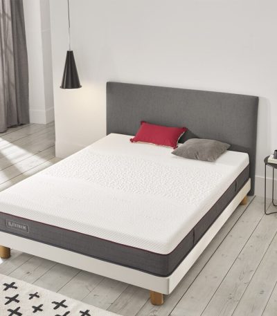 Colchón Extreme XXL de gran tamaño, diseñado para ofrecer firmeza y soporte extra. Imagen del colchón sobre base robusta, en ambiente moderno y elegante.