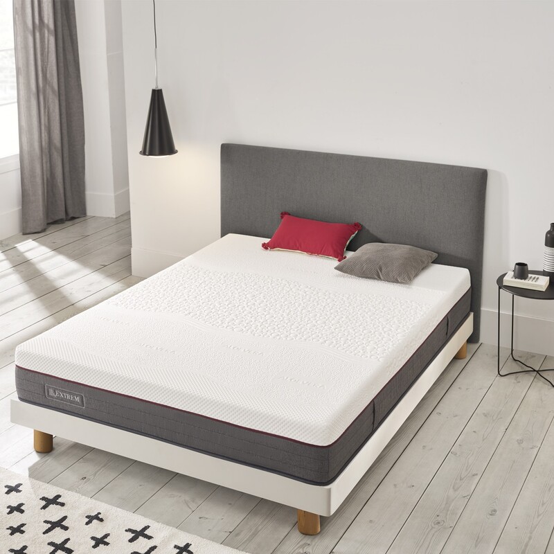 Colchón Extreme XXL de gran tamaño, diseñado para ofrecer firmeza y soporte extra. Imagen del colchón sobre base robusta, en ambiente moderno y elegante.